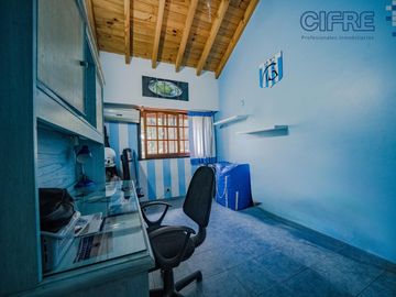 Triplex en Coghlan de 4 ambientes con cochera y jardin