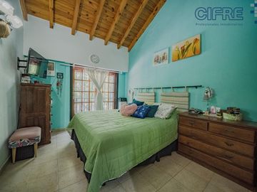 Triplex en Coghlan de 4 ambientes con cochera y jardin