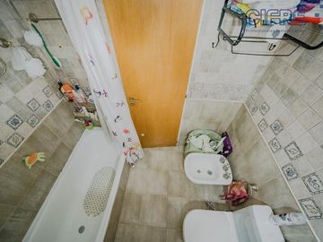 Triplex en Coghlan de 4 ambientes con cochera y jardin