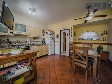 Triplex en Coghlan de 4 ambientes con cochera y jardin