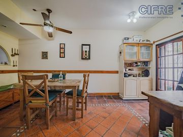 Triplex en Coghlan de 4 ambientes con cochera y jardin