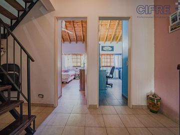Triplex en Coghlan de 4 ambientes con cochera y jardin