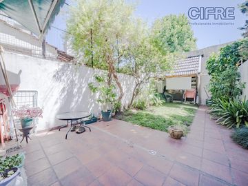 Triplex en Coghlan de 4 ambientes con cochera y jardin