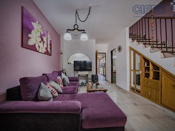 Triplex en Coghlan de 4 ambientes con cochera y jardin