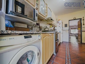 Triplex en Coghlan de 4 ambientes con cochera y jardin
