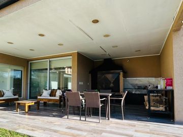 Casa en  Venta, Canning, Malibú. 290 m2 cub. 5 amb.