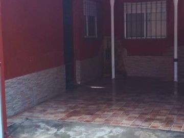 Casa tres ambientes con fondo y terraza a la venta en Wilde