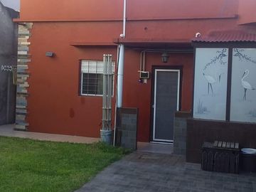 Casa tres ambientes con fondo y terraza a la venta en Wilde