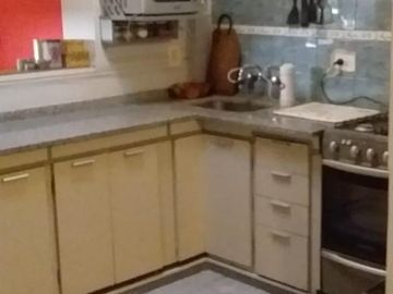 Casa tres ambientes con fondo y terraza a la venta en Wilde