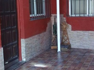 Casa tres ambientes con fondo y terraza a la venta en Wilde