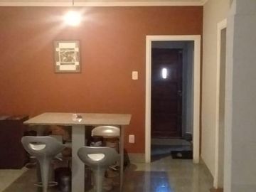 Casa tres ambientes con fondo y terraza a la venta en Wilde