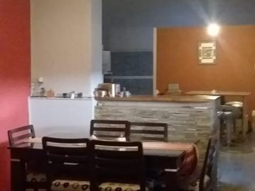 Casa tres ambientes con fondo y terraza a la venta en Wilde