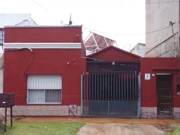 Casa tres ambientes con fondo y terraza a la venta en Wilde