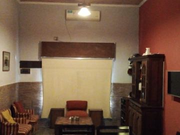 Casa tres ambientes con fondo y terraza a la venta en Wilde