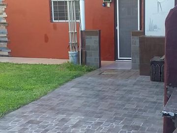 Casa tres ambientes con fondo y terraza a la venta en Wilde