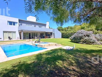 Casa en Country Piedras Blancas