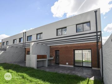 Casa 3 Dormitorios - Petrone 9037 - Rosario Fisherton | Venta