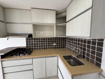 Se Vende Amplio Apartamento Con Aire En Bochalema Central