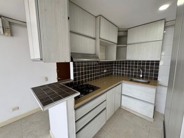 Se Vende Amplio Apartamento Con Aire En Bochalema Central