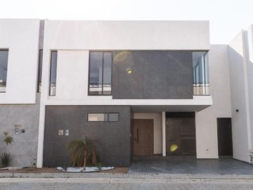 Casa en  venta con 4 recamaras en Lomas de Angelopolis III San Andres Cholula Puebla.