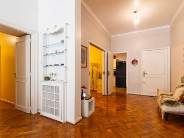 VENTA SEMIPISO DE  4 AMBIENTES  Y BAULERA