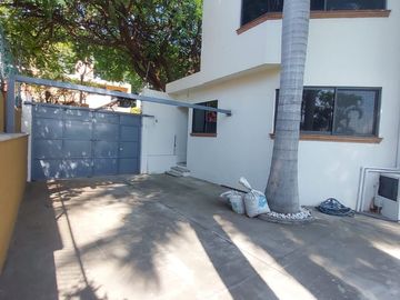 Casa en Fraccionamiento en Burgos Temixco - LLR-145-Fr