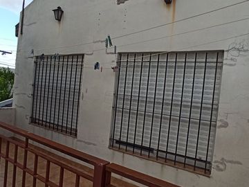CASA de 5 amb. con cochera p/3 autos. S/LOTE DE 12x17, jardín y patio. APTO CREDITO. LANUS O. EN VENTA.