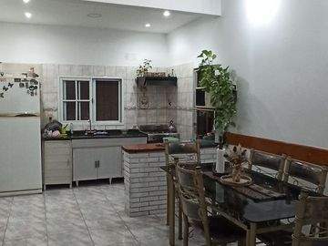 CASA de 5 amb. con cochera p/3 autos. S/LOTE DE 12x17, jardín y patio. APTO CREDITO. LANUS O. EN VENTA.
