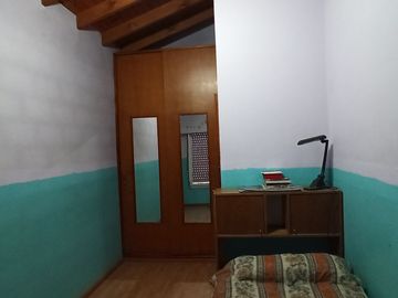 CASA de 5 amb. con cochera p/3 autos. S/LOTE DE 12x17, jardín y patio. APTO CREDITO. LANUS O. EN VENTA.