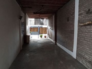 CASA de 5 amb. con cochera p/3 autos. S/LOTE DE 12x17, jardín y patio. APTO CREDITO. LANUS O. EN VENTA.