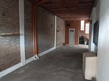 CASA de 5 amb. con cochera p/3 autos. S/LOTE DE 12x17, jardín y patio. APTO CREDITO. LANUS O. EN VENTA.