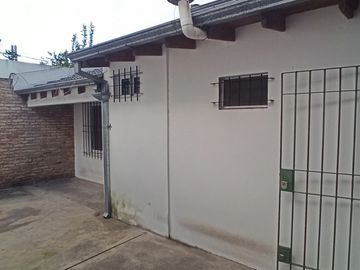 CASA de 5 amb. con cochera p/3 autos. S/LOTE DE 12x17, jardín y patio. APTO CREDITO. LANUS O. EN VENTA.