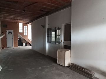 CASA de 5 amb. con cochera p/3 autos. S/LOTE DE 12x17, jardín y patio. APTO CREDITO. LANUS O. EN VENTA.