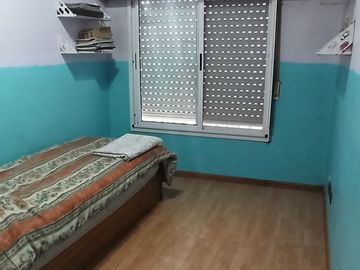 CASA de 5 amb. con cochera p/3 autos. S/LOTE DE 12x17, jardín y patio. APTO CREDITO. LANUS O. EN VENTA.