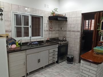 CASA de 5 amb. con cochera p/3 autos. S/LOTE DE 12x17, jardín y patio. APTO CREDITO. LANUS O. EN VENTA.