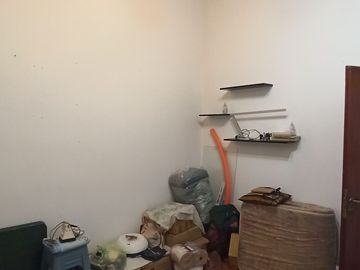 CASA de 5 amb. con cochera p/3 autos. S/LOTE DE 12x17, jardín y patio. APTO CREDITO. LANUS O. EN VENTA.