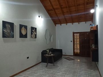 CASA de 5 amb. con cochera p/3 autos. S/LOTE DE 12x17, jardín y patio. APTO CREDITO. LANUS O. EN VENTA.