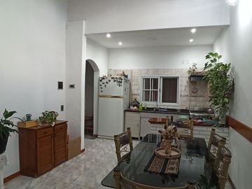 CASA de 5 amb. con cochera p/3 autos. S/LOTE DE 12x17, jardín y patio. APTO CREDITO. LANUS O. EN VENTA.