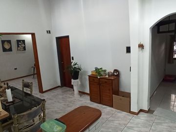CASA de 5 amb. con cochera p/3 autos. S/LOTE DE 12x17, jardín y patio. APTO CREDITO. LANUS O. EN VENTA.