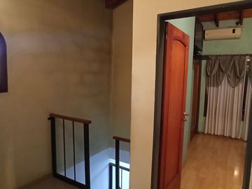 CASA de 5 amb. con cochera p/3 autos. S/LOTE DE 12x17, jardín y patio. APTO CREDITO. LANUS O. EN VENTA.