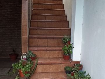 CASA de 5 amb. con cochera p/3 autos. S/LOTE DE 12x17, jardín y patio. APTO CREDITO. LANUS O. EN VENTA.