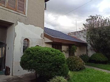 CASA de 5 amb. con cochera p/3 autos. S/LOTE DE 12x17, jardín y patio. APTO CREDITO. LANUS O. EN VENTA.