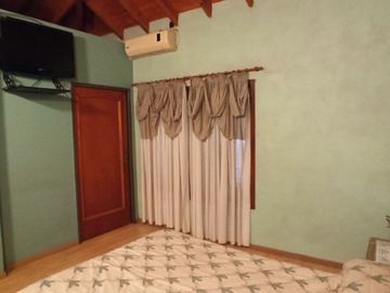 CASA de 5 amb. con cochera p/3 autos. S/LOTE DE 12x17, jardín y patio. APTO CREDITO. LANUS O. EN VENTA.