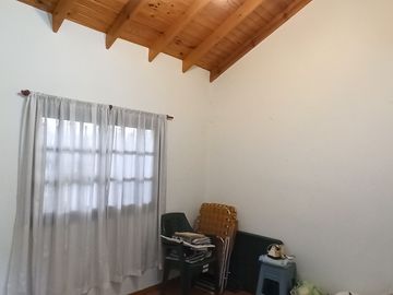 CASA de 5 amb. con cochera p/3 autos. S/LOTE DE 12x17, jardín y patio. APTO CREDITO. LANUS O. EN VENTA.