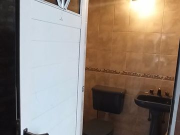 CASA de 5 amb. con cochera p/3 autos. S/LOTE DE 12x17, jardín y patio. APTO CREDITO. LANUS O. EN VENTA.