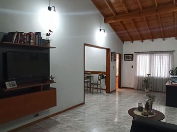 CASA de 5 amb. con cochera p/3 autos. S/LOTE DE 12x17, jardín y patio. APTO CREDITO. LANUS O. EN VENTA.