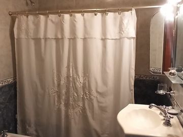 CASA de 5 amb. con cochera p/3 autos. S/LOTE DE 12x17, jardín y patio. APTO CREDITO. LANUS O. EN VENTA.