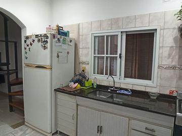 CASA de 5 amb. con cochera p/3 autos. S/LOTE DE 12x17, jardín y patio. APTO CREDITO. LANUS O. EN VENTA.