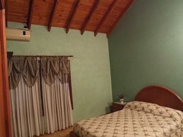 CASA de 5 amb. con cochera p/3 autos. S/LOTE DE 12x17, jardín y patio. APTO CREDITO. LANUS O. EN VENTA.