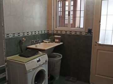 CASA de 5 amb. con cochera p/3 autos. S/LOTE DE 12x17, jardín y patio. APTO CREDITO. LANUS O. EN VENTA.